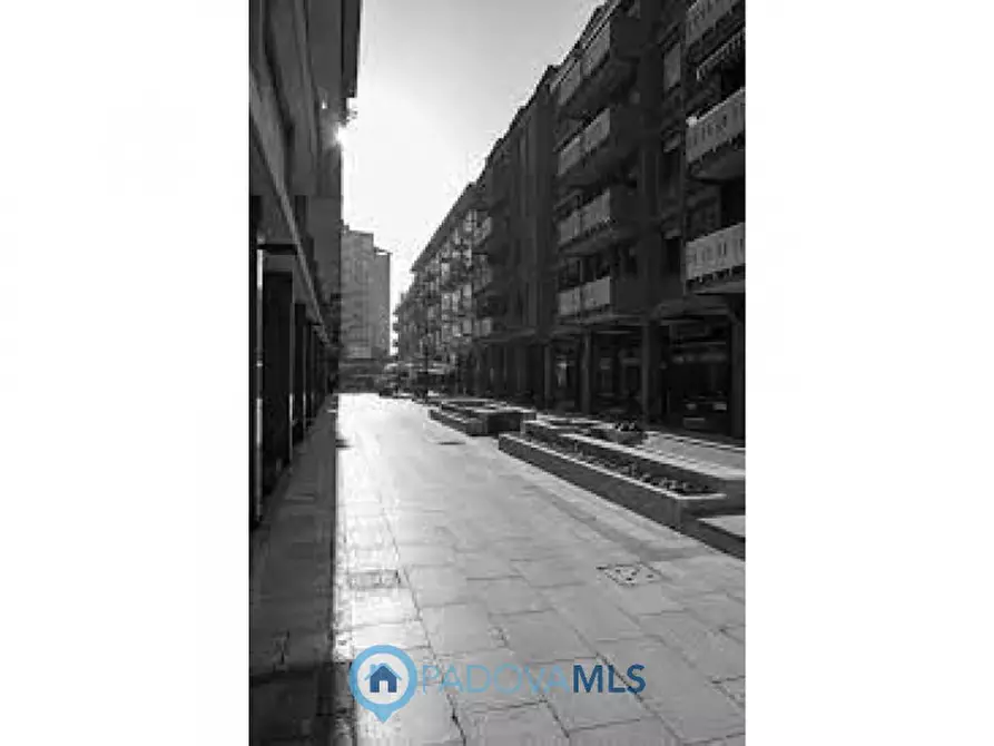 Immagine 5 di Negozio in vendita  in Via Alessandro Volta a Abano Terme