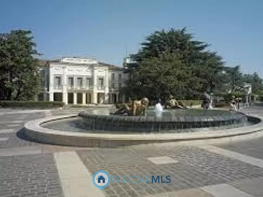 Immagine 2 di Negozio in vendita  in Via Giuseppe Jappelli a Abano Terme