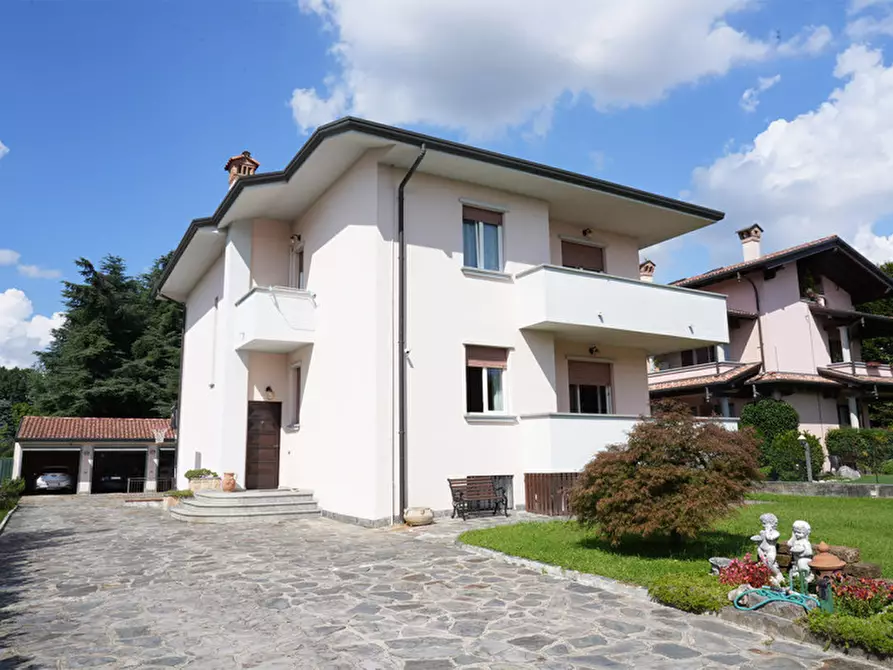 Immagine 1 di Casa trifamiliare in vendita  in Macherio Via Trento e Trieste 41 a Macherio