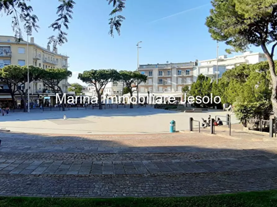 Immagine 1 di Negozio in vendita  in Via Ugo Foscolo a Jesolo