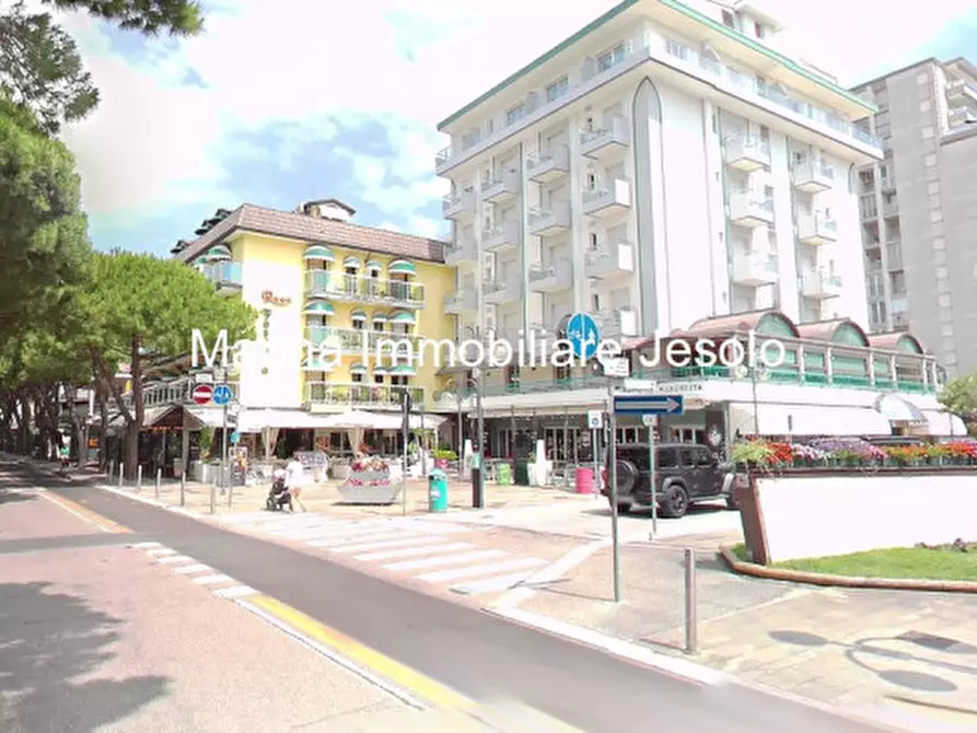 Immagine 2 di Negozio in vendita  in Via Ugo Foscolo a Jesolo
