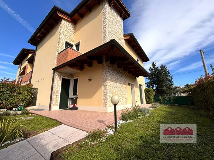 Immagine 1 di Villetta a schiera in affitto  in Via del Lavoro a Torri Di Quartesolo