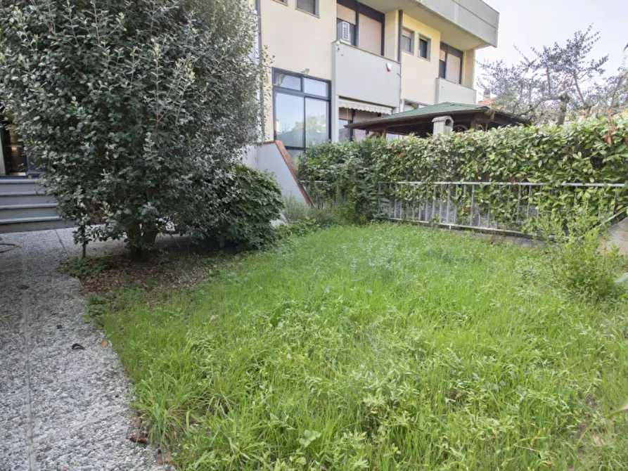 Immagine 3 di Villetta a schiera in vendita  a Prato