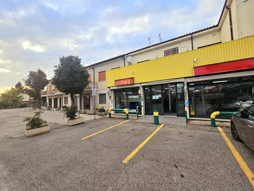 Immagine 3 di Negozio in vendita  in VIA PADANA INFERIORE a Este