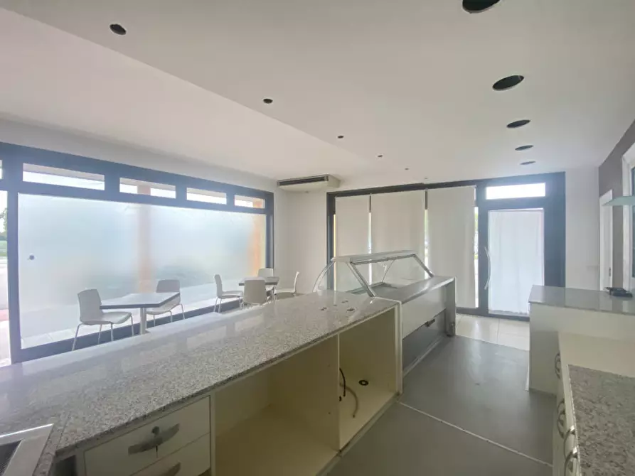 Immagine 1 di Attività commerciale in affitto  a Massanzago