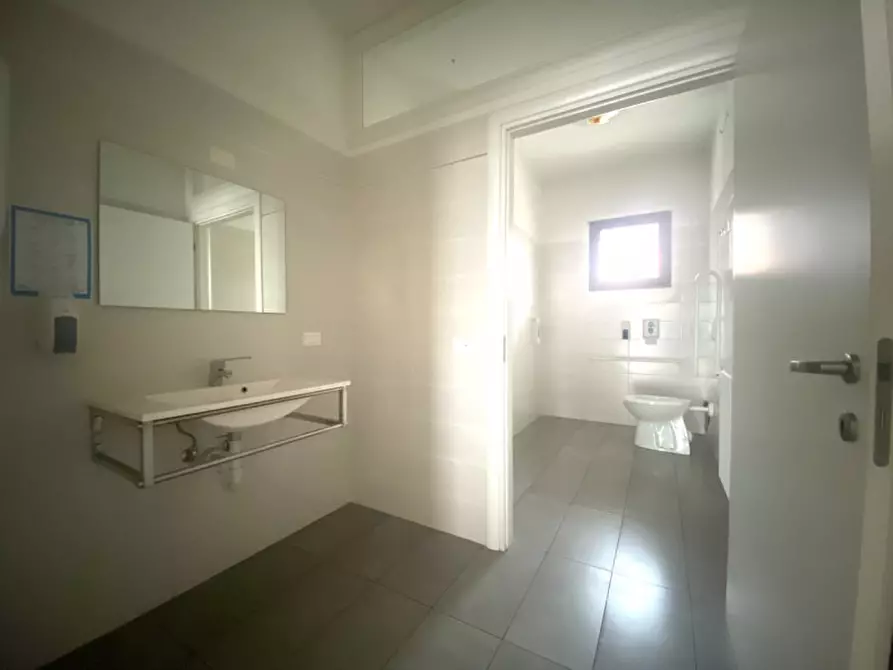 Immagine 16 di Attività commerciale in affitto  a Massanzago