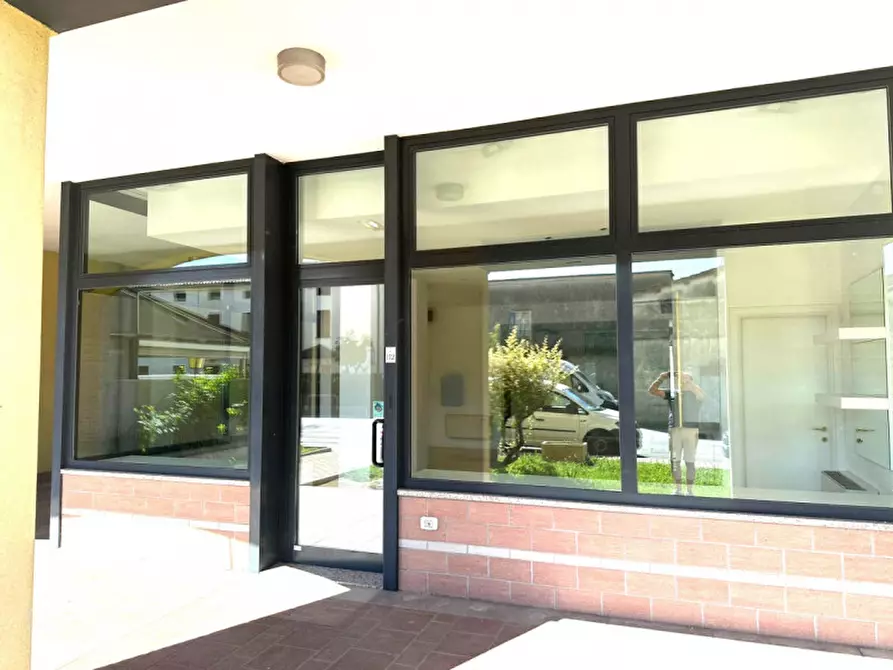 Immagine 1 di Negozio in affitto  in Via Roma a Vigodarzere