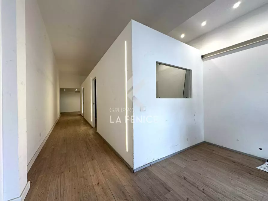 Immagine 5 di Negozio in vendita  in Via della Resistenza 54a a Martina Franca