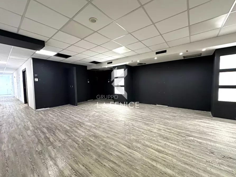 Immagine 22 di Negozio in vendita  in Via della Resistenza 54a a Martina Franca