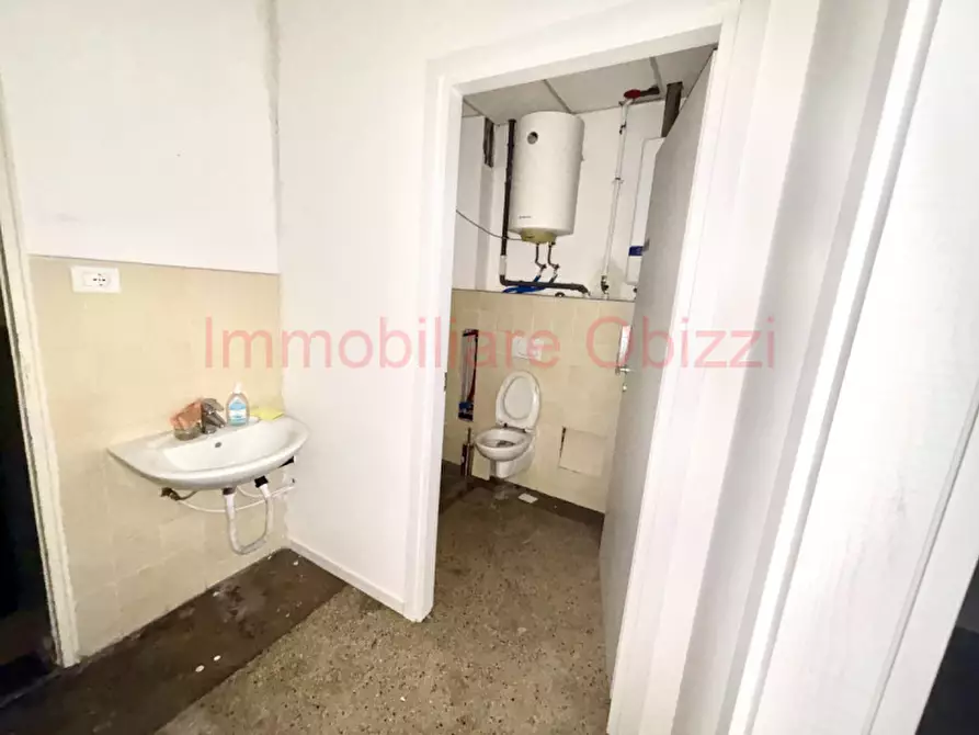 Immagine 10 di Negozio in affitto  in Via Altinate a Padova