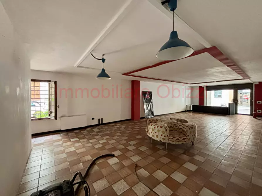 Immagine 1 di Negozio in affitto  in Via Altinate a Padova