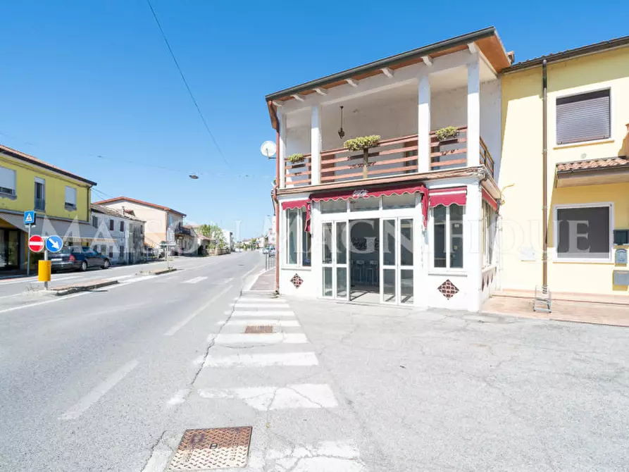 Immagine 1 di Attività commerciale in vendita  in Piazza Vittorio Veneto 1 a Mesola