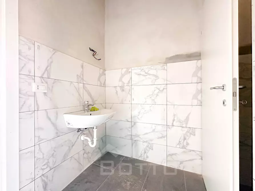 Immagine 13 di Negozio in vendita  in Via Dante Alighieri,31 a Carpignano Sesia