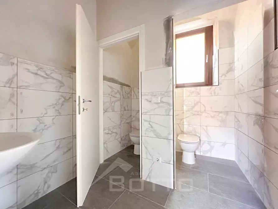 Immagine 14 di Negozio in vendita  in Via Dante Alighieri,31 a Carpignano Sesia