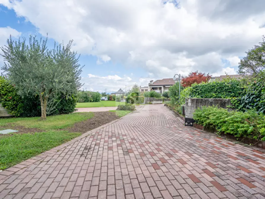 Immagine 33 di Appartamento in vendita  a Desenzano Del Garda