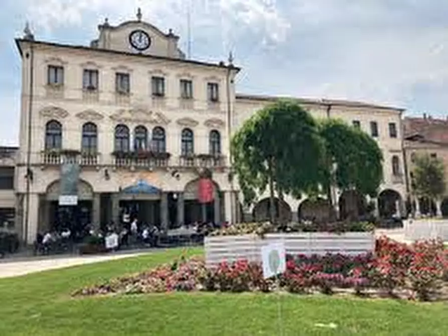 Immagine 2 di Negozio in affitto  in Via Camillo Benso Conte a Este