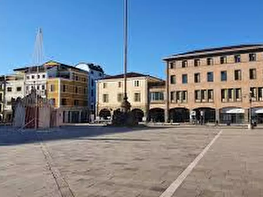 Immagine 10 di Negozio in affitto  in Via Camillo Benso Conte a Este