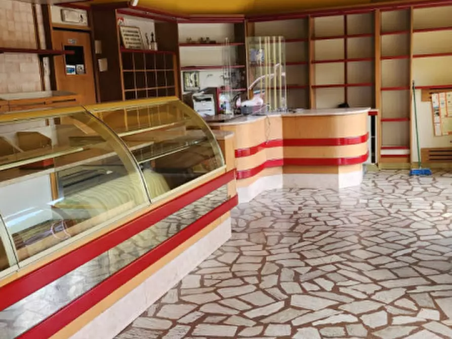 Immagine 1 di Negozio in affitto  in Via Brentella a Selvazzano Dentro