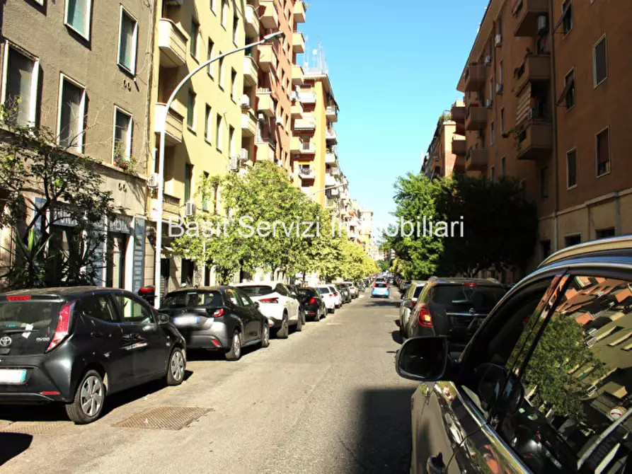 Immagine 2 di Negozio in vendita  in Via Muzio Scevola a Roma