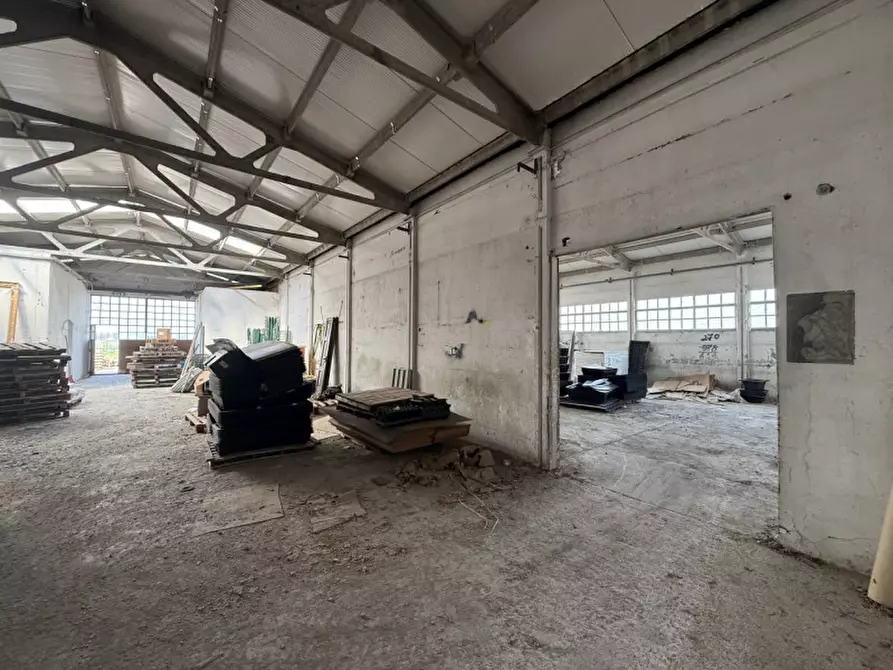Immagine 2 di Capannone industriale in vendita  a Rosate