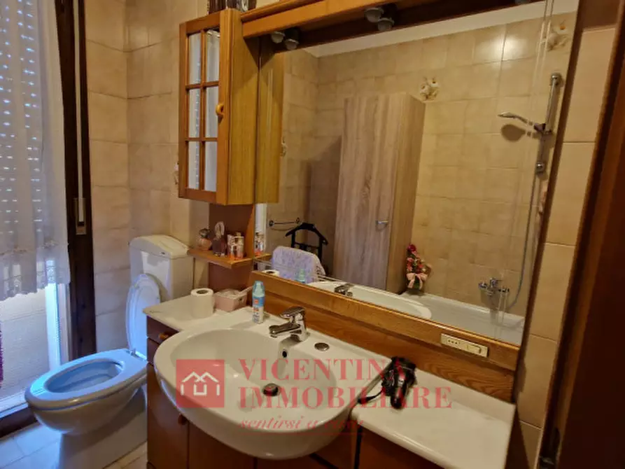 Immagine 16 di Appartamento in vendita  in via G. Chilesotti a Montecchio Maggiore