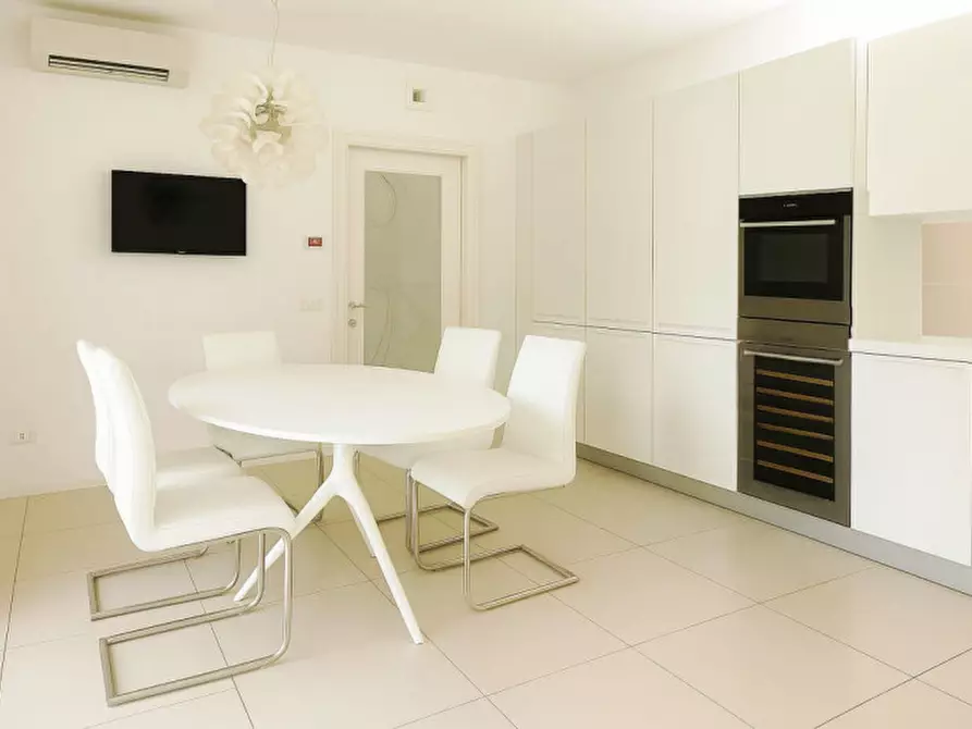 Immagine 2 di Casa bifamiliare in vendita  in via giacomo puccini a Costabissara