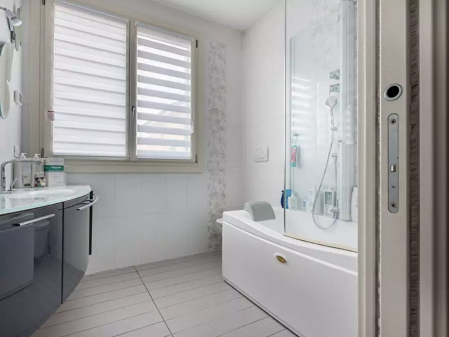 Immagine 19 di Casa bifamiliare in vendita  in via giacomo puccini a Costabissara