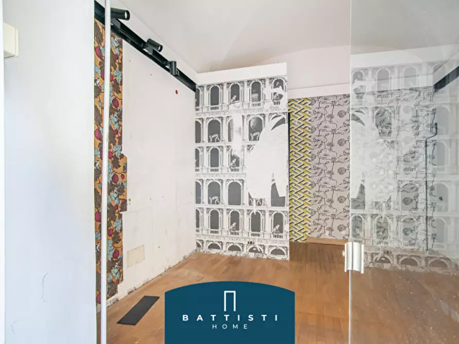 Immagine 12 di Negozio in affitto  in Piazza Cavour a Roma