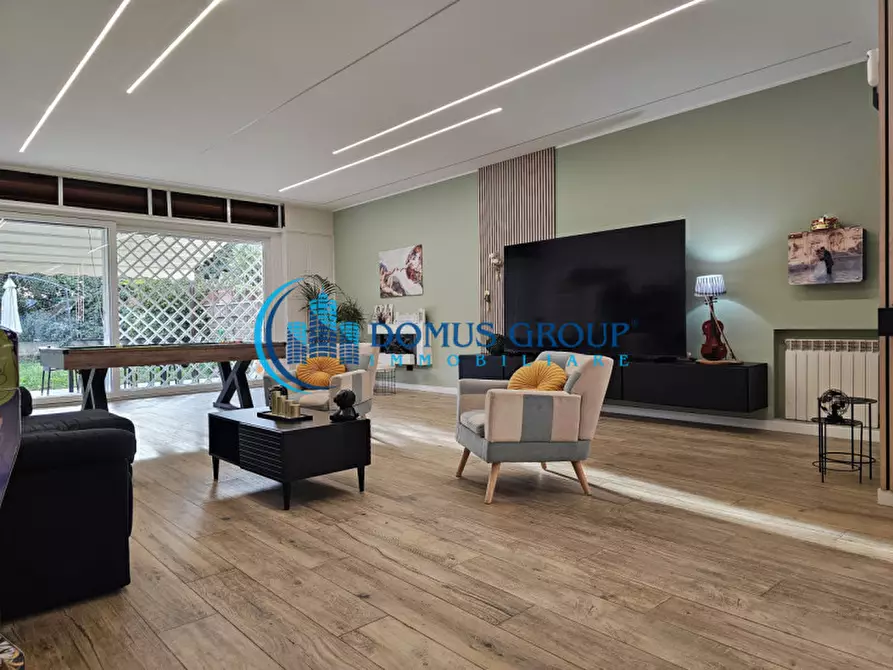 Immagine 3 di Villa in vendita  in Via Belvedere Montello a Roma