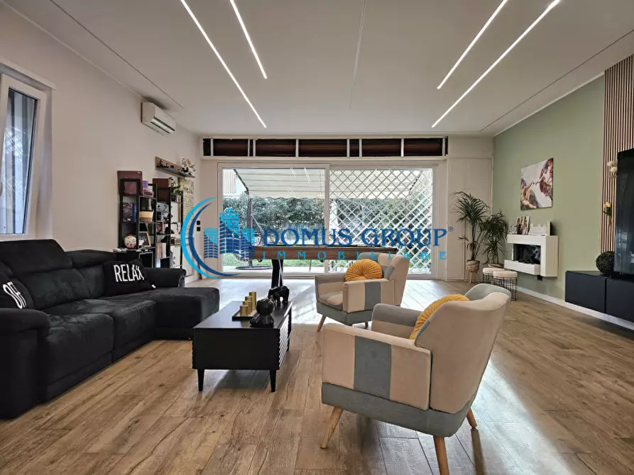 Immagine 4 di Villa in vendita  in Via Belvedere Montello a Roma