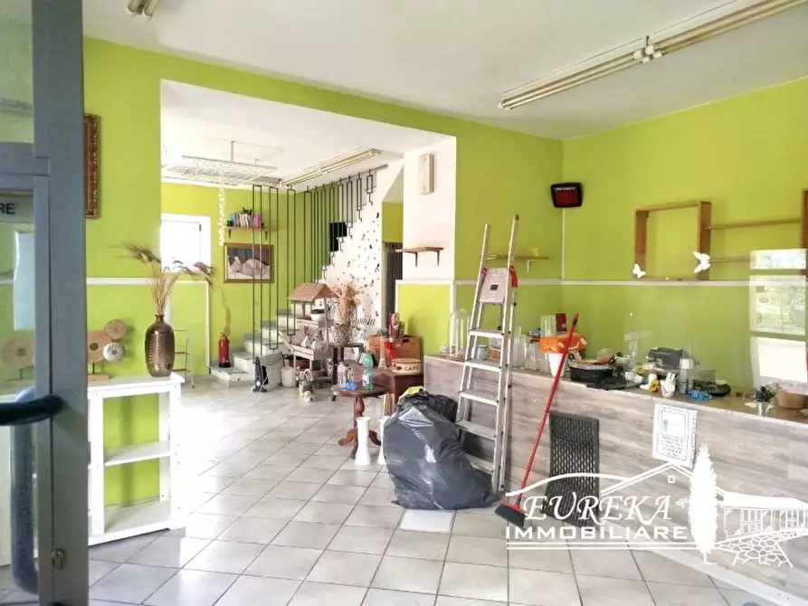 Immagine 4 di Negozio in vendita  in via roma 152 a Castiglione Del Lago