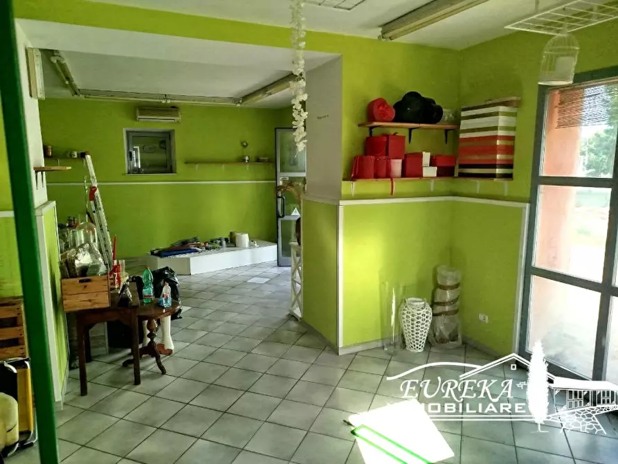 Immagine 5 di Negozio in vendita  in via roma 152 a Castiglione Del Lago