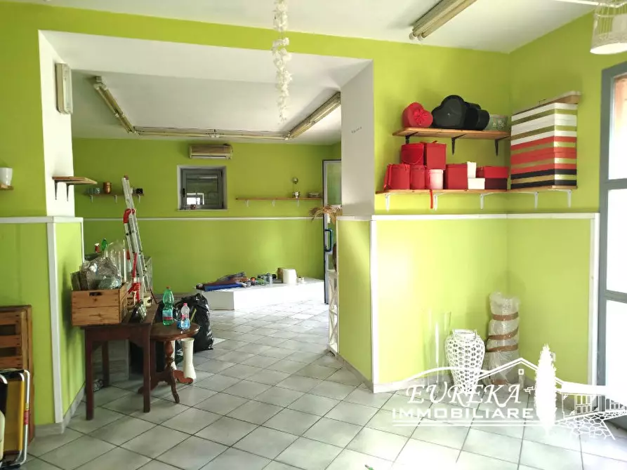 Immagine 9 di Negozio in vendita  in via roma 152 a Castiglione Del Lago