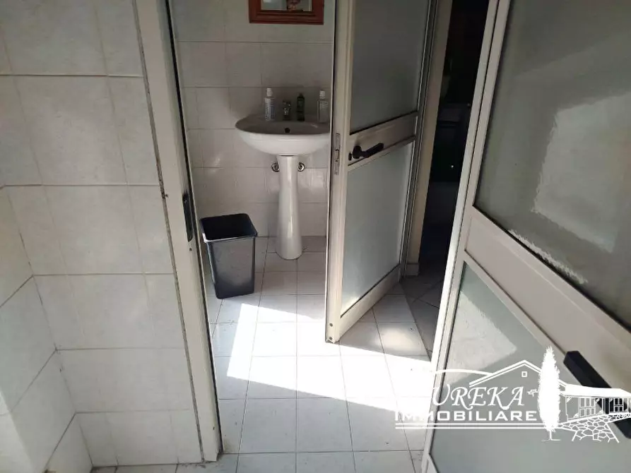 Immagine 15 di Negozio in vendita  in via roma 152 a Castiglione Del Lago