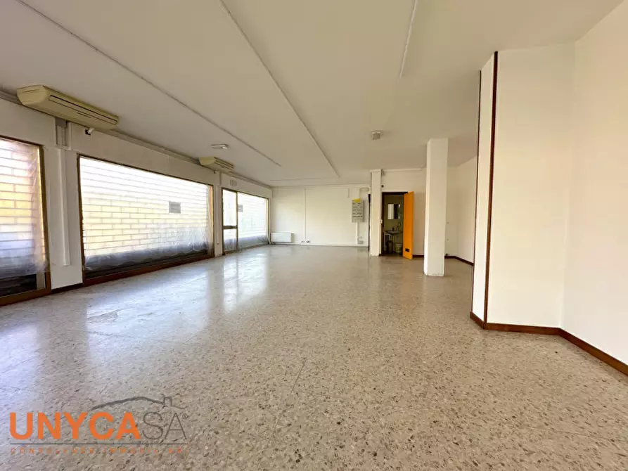 Immagine 1 di Negozio in affitto  a Selvazzano Dentro