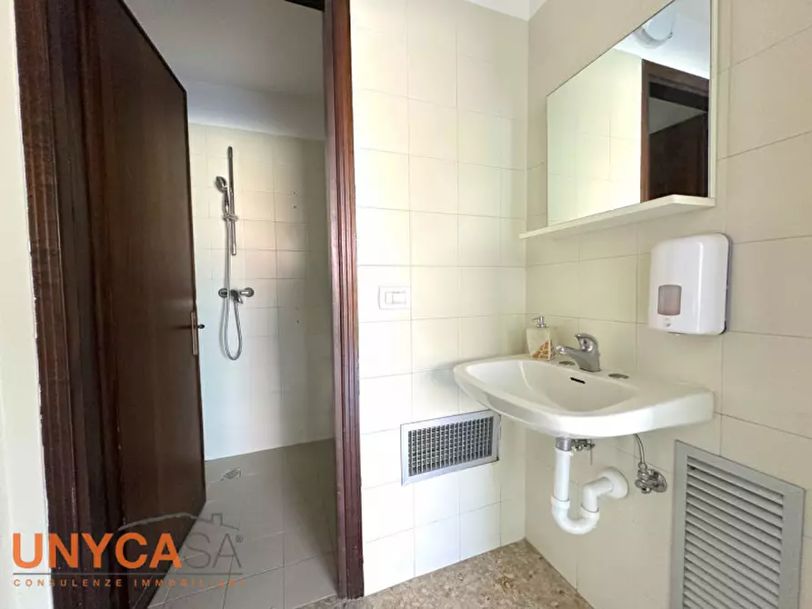 Immagine 6 di Negozio in affitto  a Selvazzano Dentro