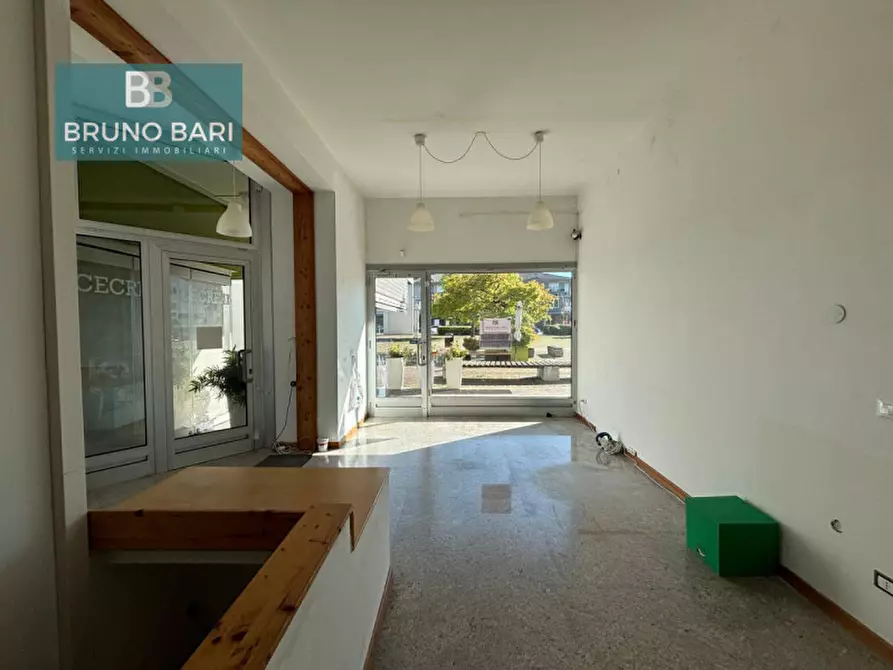 Immagine 1 di Negozio in affitto  in Via Riccardo Pitteri a Aviano