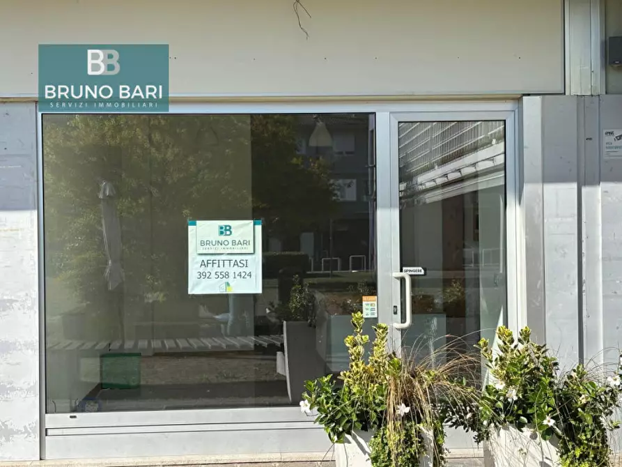 Immagine 8 di Negozio in affitto  in Via Riccardo Pitteri a Aviano