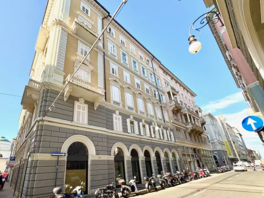 Immagine 2 di Negozio in vendita  in via della Zonta 8 a Trieste