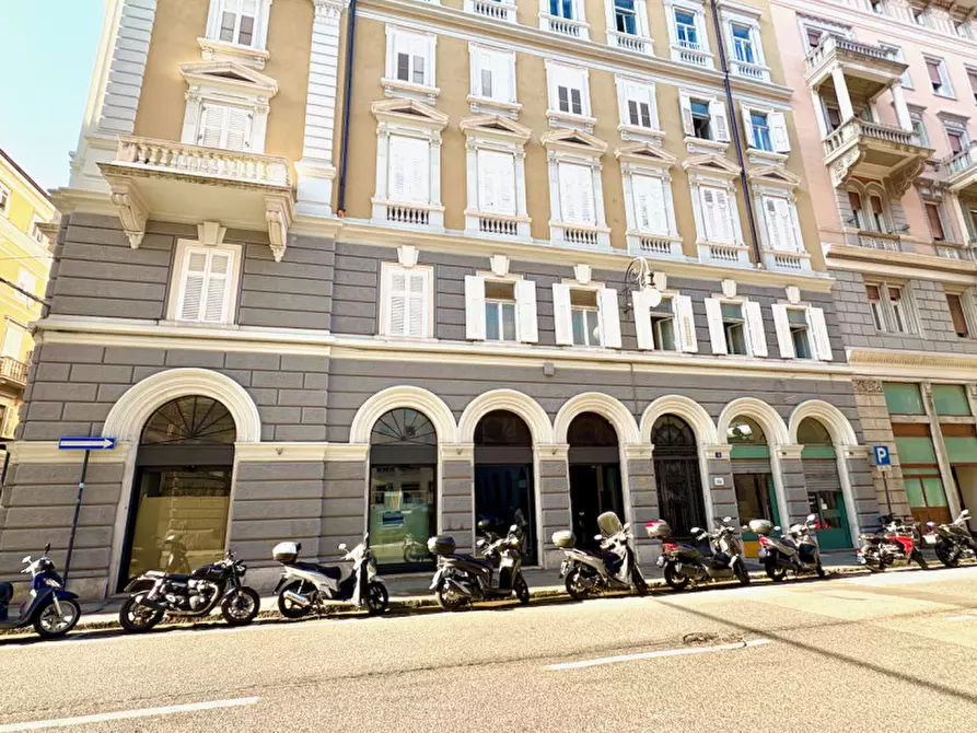 Immagine 3 di Negozio in vendita  in via della Zonta 8 a Trieste