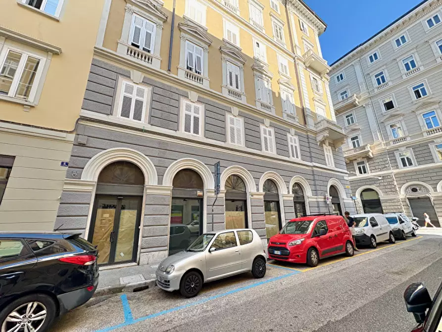 Immagine 9 di Negozio in vendita  in via della Zonta 8 a Trieste