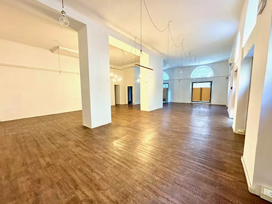 Immagine 11 di Negozio in vendita  in via della Zonta 8 a Trieste