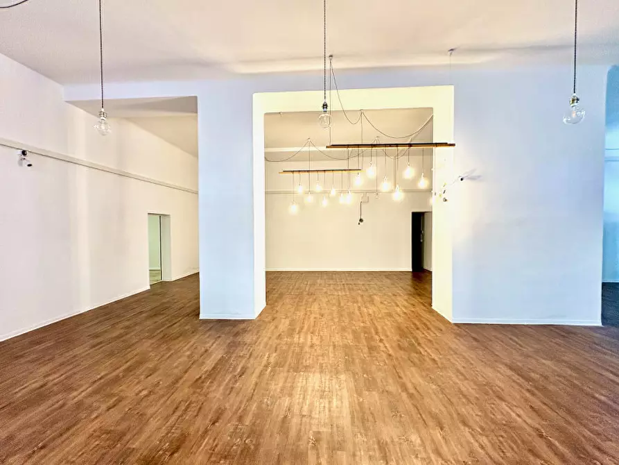 Immagine 12 di Negozio in vendita  in via della Zonta 8 a Trieste