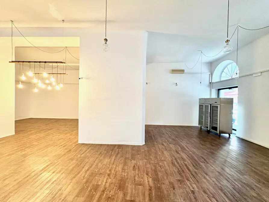 Immagine 13 di Negozio in vendita  in via della Zonta 8 a Trieste