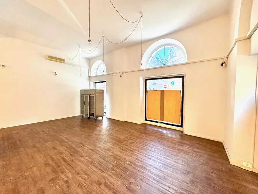 Immagine 14 di Negozio in vendita  in via della Zonta 8 a Trieste