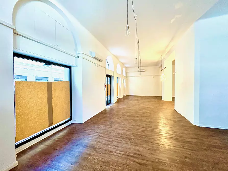 Immagine 16 di Negozio in vendita  in via della Zonta 8 a Trieste