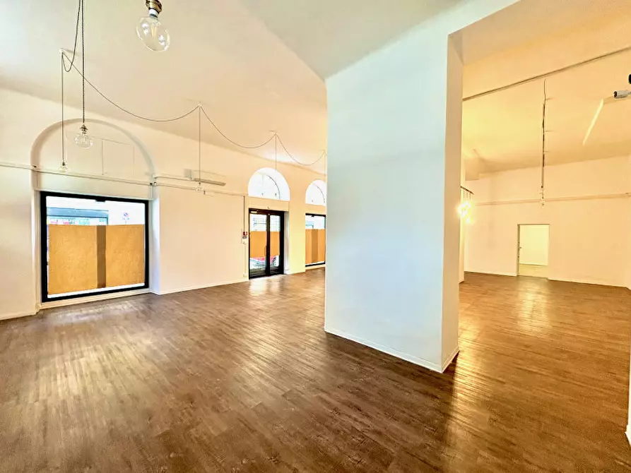 Immagine 17 di Negozio in vendita  in via della Zonta 8 a Trieste