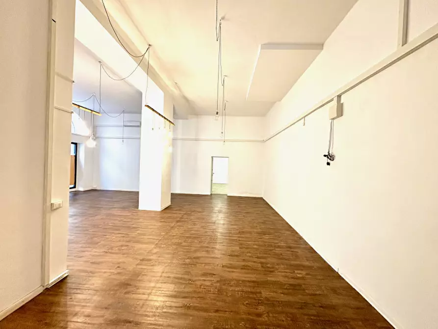 Immagine 18 di Negozio in vendita  in via della Zonta 8 a Trieste