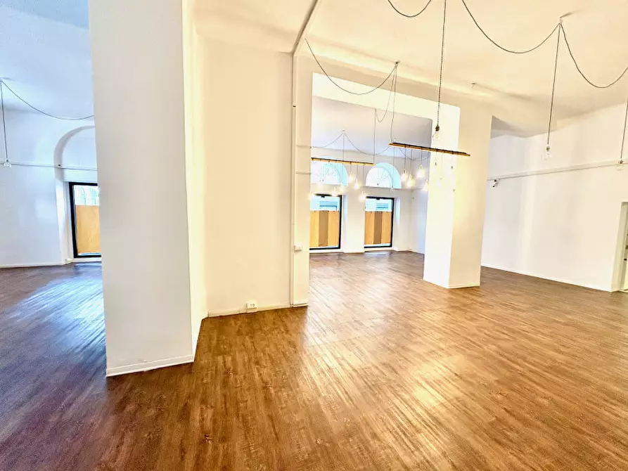 Immagine 19 di Negozio in vendita  in via della Zonta 8 a Trieste