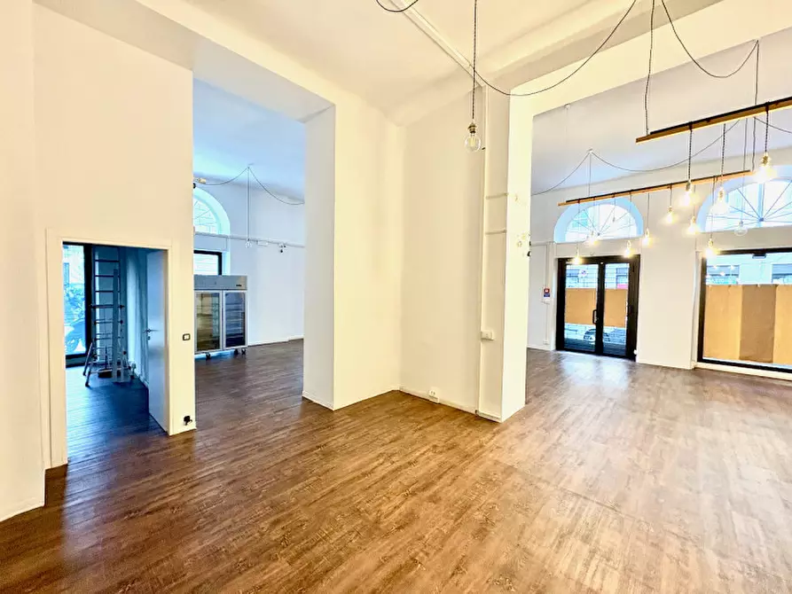 Immagine 21 di Negozio in vendita  in via della Zonta 8 a Trieste